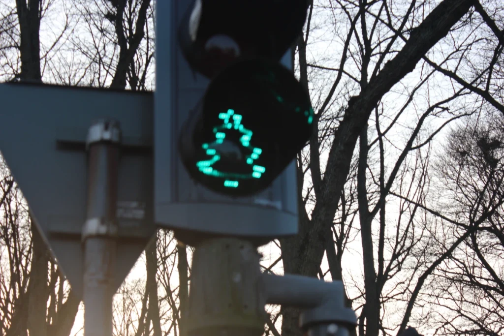 När röd gubbe blir tomte: Kalmars juliga övergångsställen tillbaka kalmar sjungande övergångsställe jultema