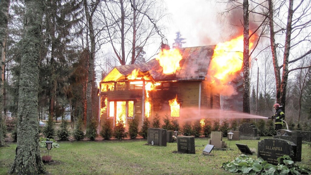kalmar brand i hus polis och raddningstjanst pa plats